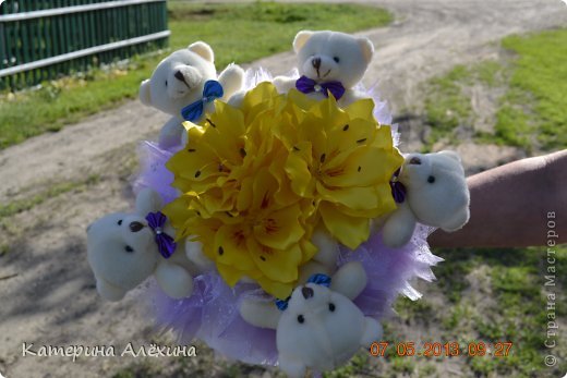 Долго, долго собиралась, и вот, наконец сделала этот букетик)))) Цветы из атласных лент. (фото 1)