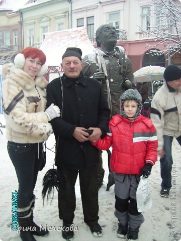 А это наш городской трубочист. самый настоящий! работает у нас в жеке, вижу его каждое утро. счастливая получается ))) а сзади ему памятник. поразительное сходство!  (фото 13)