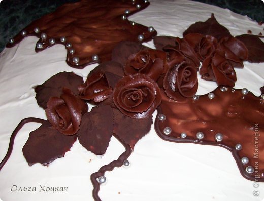 Ох, долго я зрела чтоб поробовать мастику, и наконец сбылась мечта. Розочки из шоколадной мастики, а листики - черный шоколад застывший на листиках роз. Розочки ложила прямо на сметанный крем. Торт стоял в холодильнике, вот нижние листики и побелели, а на розочках немного сахарной пудры осталось ( ну первый блин :)) (фото 1)