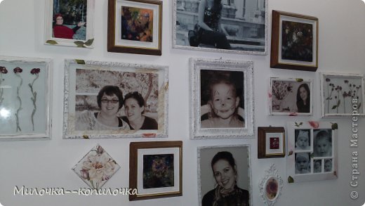 мой фото -уголок! рамки выполнены и обклеины салфетками (старые деревянные - рассохлись) покрасила акрилом и сделала потертости.