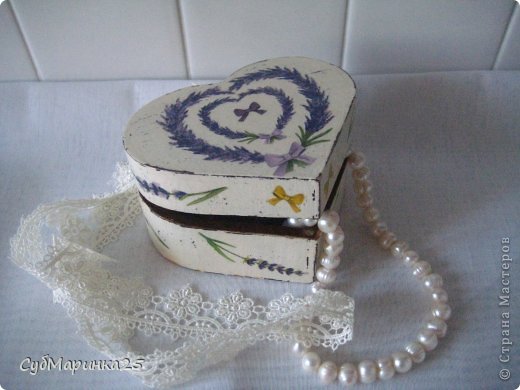 Шкатулка-сердечко! Деревянная заготовка, грунт, салфетка, состарила свечкой, лак, внутри просто покрыла морилкой. (фото 6)