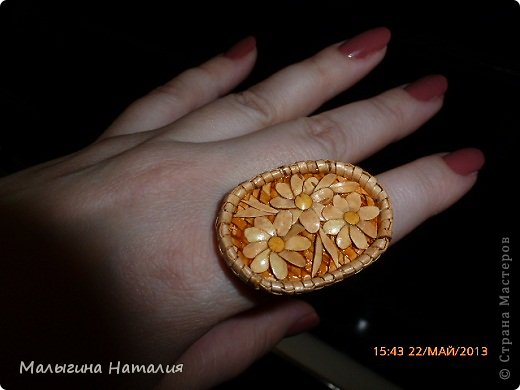 Приветствую всех жителей СМ! Ура я это сделала!!! Мой дебют в плетении из бересты!
Насмотревшись и обзавидовавшись глядя на работы Кутрынина Александра (спасибо ему огромное за то что он делится своим ремеслом) решила я попробовать что-то сотворить из бересты. Бересту заготовила ещё в том году, но как-то всё не решалась что-то начать делать. И вот сотворила... (фото 1)