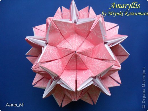 3.	Name: Amaryllis
        Designer: Miyuki Kawamura
        Units: 30
        Paper: 7,5 *7,5 cm
        Final height: 11 cm
        Joint: no glue
        Туториал здесь https://podjem-tal.ru/node/83194
Еще один додекаэдр, на сей раз цветок! Легче предыдущих в сборке за счет пружинящего модуля.
 (фото 5)