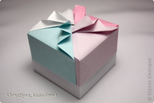 из книги "Origami Gift Boxes" со стр. 56
из бумаги 8.3*8.3
ширина 4.5 см (фото 5)