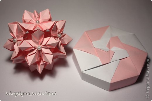 крышечка из книги Tomoko Fuse "Fabulous origami boxes" со стр. 80-81
МК здесь https://podjem-tal.ru/node/211068?c=favorite (фото 6)