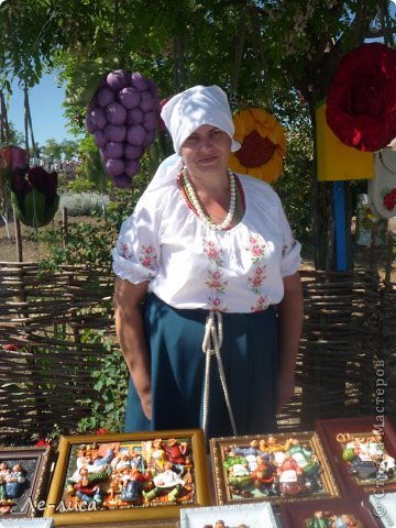 Бродя по подворьям, я вдруг увидела картины, которыми уже давно болею. Увидела я их на сайте Ярмарка мастеров и потеряла покой. А тут не только рассмотрела их в живую, но и познакомилась с автором. Прошу любить и жаловать- Гуржеева Галина Николаевна. Вот ссылка на её её страницу на Ярмарке мастеров ? Ссылка удалена, п. 2.4 https://podjem-tal.ru/print/regulations ?
   Ну и конечно не удержалась и купила 2 картины из серии "Ярмарка" и попросила автора подписать для меня. Я счастлива, сбылась моя мечта и я стала счастливой обладательницей этих шедевров (фото 20)