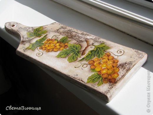 Ура,получилась подрисовка теней! Состаривала так : два слоя белого грунта,слой темно-коричневого,затем снова слой белого, хорошо просушила и в ванной под душем щеткой вымыла местами до коричневого слоя.Получилась очень гладкая поверхность.Приклеила файликом салфеточные мотивы ,подрисовала тени,усики.Много лачила и шкурила.Получилась гладенькая и блестящая досочка,жаль на фото не видно.Надо учиться фоткать....
(фото 4)