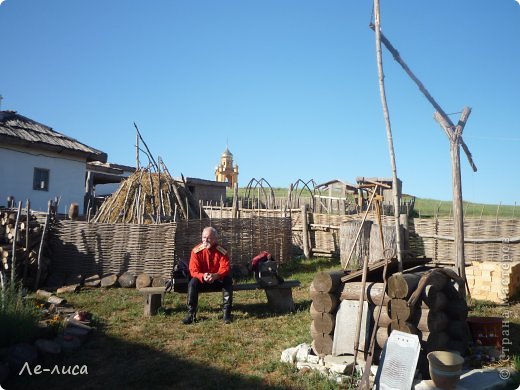 У каждого района края свой "подопечный" курень. В нашем абинском районе- это хата гончара. Вот задворки нашего подворья, за плетнём  видна часовенка. Ещё рано, народа пока мало. (фото 2)