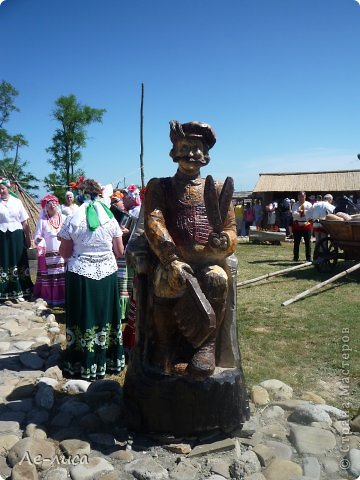 Возле этого памятника находится хата портного. (фото 29)