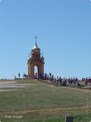 Часовня находится за воротами комплекса на небольшом пригорке. Поток посетителей не иссякает весь день. (фото 42)