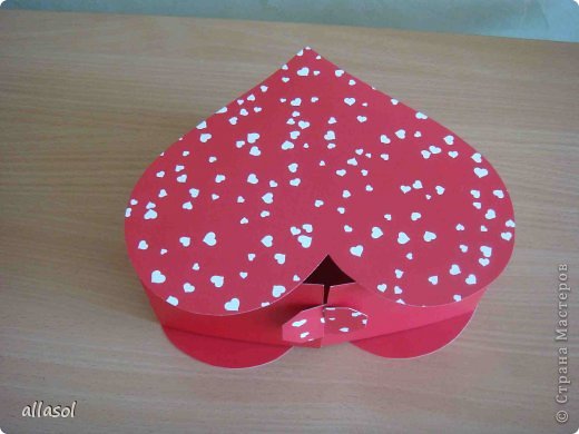 Что-то похожее http://qbeesquest.blogspot.com/2013/01/heart-shaped-box-tutorial.html  (фото 6)