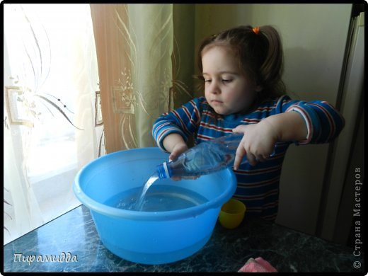 И снова выливаем воду из бутылки в чашку. (фото 24)