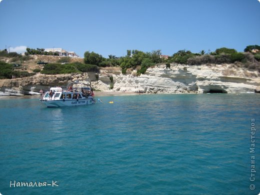 Отвлеклась....... Мы же уплыли в море.....
Лодка, которая ушла вперёд нас, отдыхающие прыгают в воду, плавают. (фото 82)