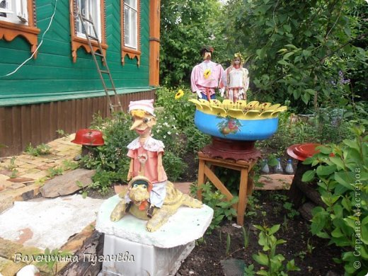 В палисаднике поселились Иван с Марьей и Черепаха с Буратино (фото 1)