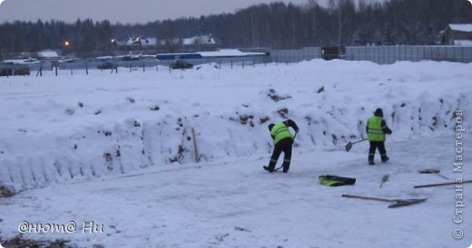 Котлован запорошило снежком, приходится чистить (фото 3)