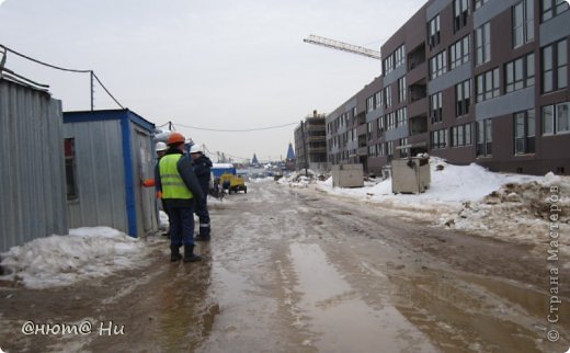 Будущая улица будущего квартала. Но сейчас тут можно передвигаться только в резиновых сапогах. (фото 26)