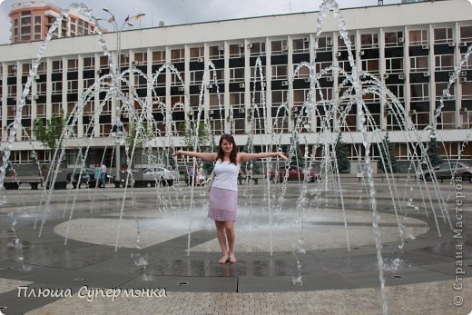 Моя прогулка началась с театральной площади, немалую часть которой занимает удивительный фонтан, говорят, вечером он красиво подсвечивается и меняет направление струй под музыку. (фото 2)