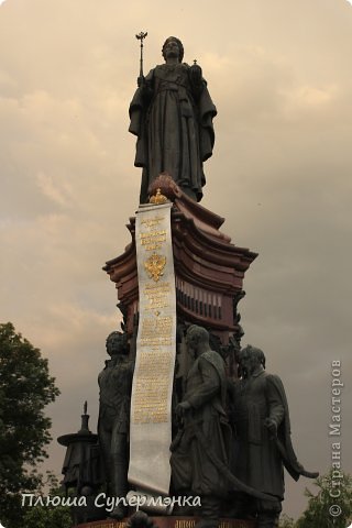 Доброго времени суток, дорогие друзья!
Хочу поделиться с вами красотой, которую я имела возможность лицезреть пару недель назад в Краснодаре.
Второй раз я посещаю этот город по рабочим вопросам, но в этот раз у меня получилось пару часов посвятить небольшой прогулке по одной из улиц, а именно улице Красная. Выбор пал на эту улицу случайно, но я совсем не пожалела об этой случайности))) (фото 1)