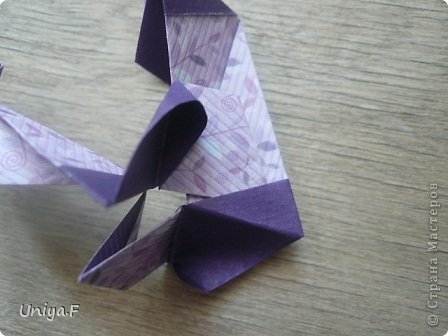 соединение модулей:
цветной угол одного модуля заправить до конца под фиол.уголок другого модуля. (фото 16)