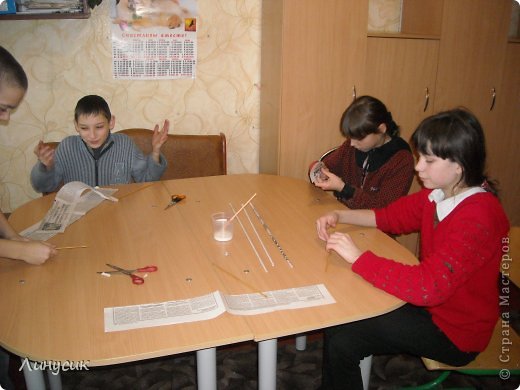 У Владика ничего не получается! 
Крутить трубочки оказалось для него непросто! (фото 27)