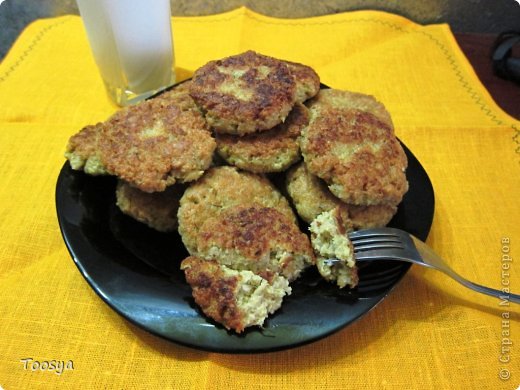 Котлетки получаются сытные и вкусные как в горячем виде, так и в холодном.
Рецепт может иметь десятки вариаций - можно добавлять свежую зелень (кто что любит, я чаше всего беру укроп и зеленый лук), можно грибы, можно консервы, обжаренный лук, можно фарш, пару картошин потереть, и дальше, дальше, как подскажет фантазия. Кстати при таких вариациях можно и без кубиков обойтись. Овсяная основа может быть густой или если получилась пожиже - тогда выкладывать ложкой как оладушки.   (фото 3)