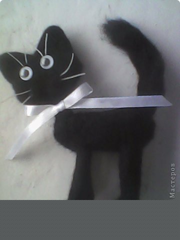 Чёрный кот с белым бантом 