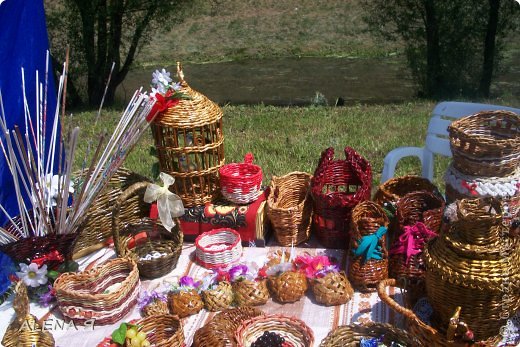 и я первый раз была участницей выставки... показала свои работы ))) плетенки, две недели старалась плела, много услышала положительных отзывов, многие удивлялись что все сплетено из бумажной лозы... (фото 10)