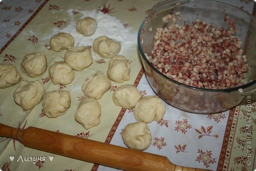 Делю тесто на 16 кусочков (мне так удобнее:  пополам, потом половинки пополам....и так до 16). Раскатываем лепешки. (фото 7)