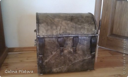 А этот сундучок оклеен кусаками кожи и покрашен золотисто краской. (фото 3)