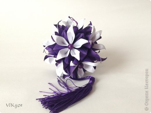 Еще одна:
Designer: Ekaterina Lukasheva
Units: 30
Paper:7,0*7,0 cm
Final height: 10 cm
with glue

diagram: http://www.kusudama.me/#/Passiflora/Passiflora-curly (фото 3)