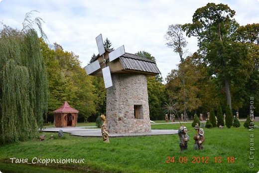 А вот мельница. Когда продвигались вперёд я не смогла её сфотографировать т.к было много желающих "обняться" с мельницей... (фото 58)