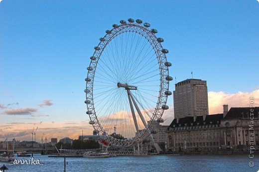 London Eye  или Лондонский глаз - одно из крупнейших и самых современных колёс обозрения в мире, круглосуточно украшающее собой южный берег Темзы. Стальная конструкция London Eye весит 1 700 тонн, а на все работы по созданию, перевозке, сборке и установке было затрачено целых 6 лет, зато ровно к положенному сроку — 31 декабря 1999 года — Глаз Лондона был торжественно открыт. Внешне Глаз Лондона напоминает огромное велосипедное колесо с 32-мя кабинами для туристов, в каждой из которых свободно размещается 25 человек. Колесо вращается с постоянной скоростью 26 сантиметров в секунду, а полный оборот совершает за полчаса.( Материалы взяты отсюда http://lifeglobe.net/blogs/details?id=683 ) (фото 9)