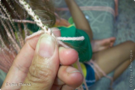 к третьей прядке подкладываем одинарную короткую пряжу таким образом. и плетем до окончания короткого кончика (фото 8)