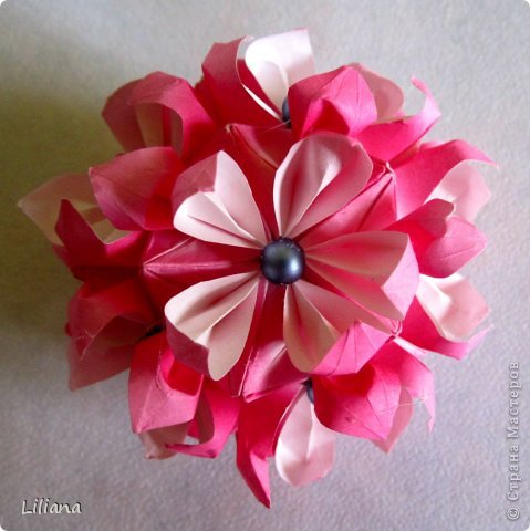 Passiflora
Designer: E. Lukasheva
Units: 30
Paper: 5*5 cm
Final height: ~7 cm
http://www.kusudama.me/#/Passiflora/Passiflora-curly   (фото 6)