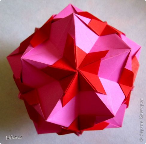 Name: Ruby Flower
Designer: Natalia Romanenko (independently created by Nick Robinson)
Units: 30
Paper: 5*7,5 cm (2:3)
Final height: ~ 11 cm
Joint: no glue

http://kusudama.info/2012/09/ruby-flower-tutorial/ (фото 3)