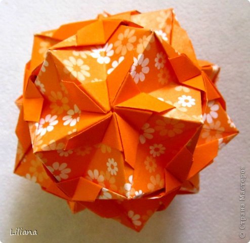 Name: Ruby Flower
Designer: Natalia Romanenko (independently created by Nick Robinson)
Units: 30
Paper: 3*4,5 cm (2:3)
Final height: ~ 6 cm
Joint: no glue

http://kusudama.info/2012/09/ruby-flower-tutorial/ (фото 4)