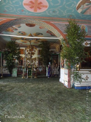 На остров Залита мы приехали в Троицын день, поэтому церковь была украшена березками и пол устлан скошенной травой. (фото 21)