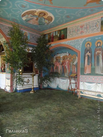 Внутри церкви очень красиво, запах скошенной травы и березок создавал неповторимую атмосферу праздника и простоты деревенского храма одновременно. (фото 22)