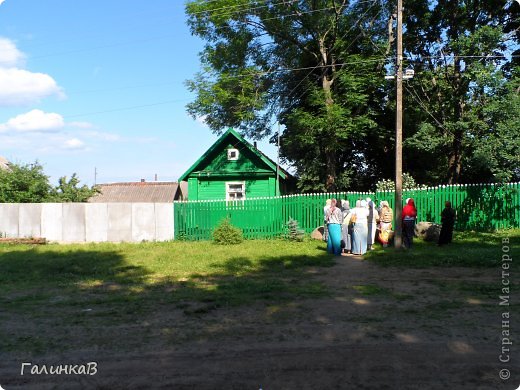 А вот и его домик-келия, где он жил, принимал всех страждущих. Фото сделано прямо от ворот кладбища. (фото 31)