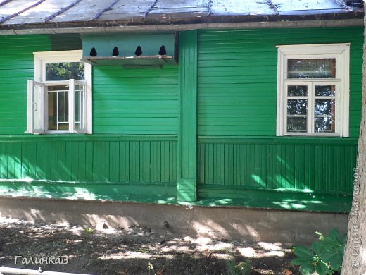 Под крышей небольшая голубятня. (фото 34)