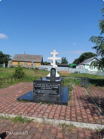 Около церкви памятный крест, установленный в память о служении здесь батюшки Николая. (фото 45)