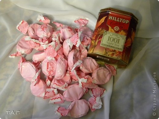 Сын покушался на конфеты (Ну одну… попробовать!!!). Я не поддалась. Рассмотрел бумагу и картон, вырубки. По глазам видно-доволен. До фотосессии- ничего не трогать. (фото 6)