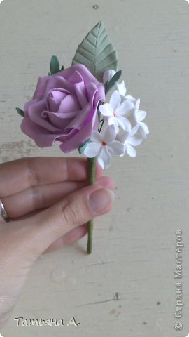 Совсем недавно я стала заниматься лепкой. И на свою свадьбу решила сделать все своими руками. Вот такую бутоньерку для своего жениха я недавно сделала. Но для того чтобы закончить нужно ее оборудовать специальным зажимом, но я не знаю где его искать. Подскажите, где можно посмотреть, наверное в цветочном магазине?
