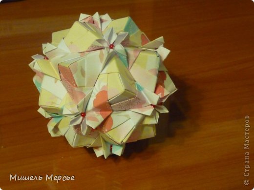 Первая - Флорет Натальи Романенко.
Туториал: http://kusudama.info/2011/11/sonobe-variation-3/ (фото 1)