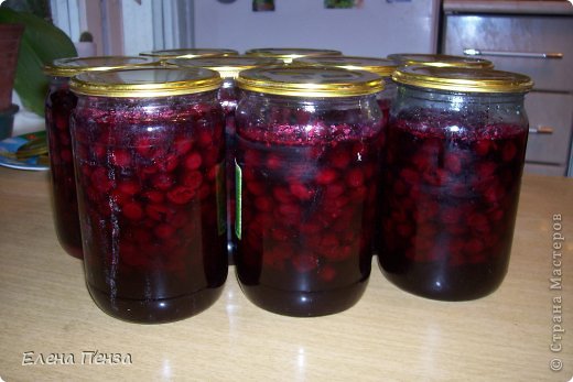 получается вот такая вкуснота!
Горячие банки обязательно укутываю чем-то теплым (например старыми куртками) и оставляю так до остывания. Храню в кладовке дома (фото 15)