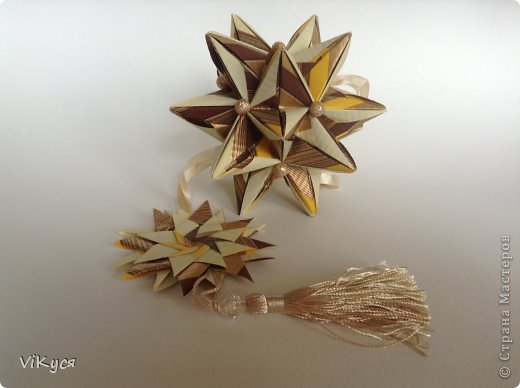 Кусудама Radianta, автор Екатерина Лукашева
http://kusudama.me/gallery/Radianta/Radianta.png
Обвес: Mandala Carla, автор Maria Sinayskaya
http://goorigami.com/modular-origami/mandala-carla/4043


 (фото 1)