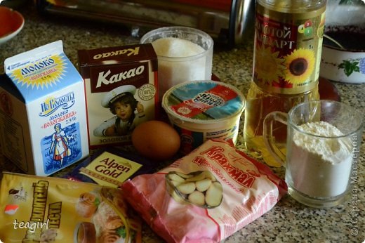 нам понадобится:
- молоко 5 ст. ложек
- какао порошок 2 ст. ложки
и нам пригодится шоколадка) можно так же для украшения тортика использовать маринованные фрукты;)
- сахар 4 ст. ложки
- 1 куриное яйцо
- масло растительное 3 ст.. ложки
- мука пшеничная 3 ст. ложки
- крахмал 1 ст. ложка
- разрыхлитель теста 1 чайная ложка
для крема:
- сметана 4 ст. ложки
- сахар 2 ст. ложки ( для сладкоежек можно и 3 ;)) (фото 2)