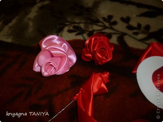 Вот получились такие розочки. Да забыла сказать что розы делаются из широкой ленты. (фото 7)