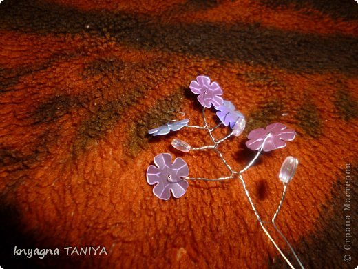 Точно таким же способом делаем веточки с цветочками, чередуя бусины и цветочки. (фото 5)