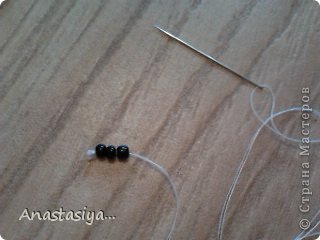 Сейчас нужно будет взять иглу с нитью, под цвет вашего цветка, и надеть на иглу три средних бусинок бисера. (фото 14)